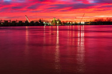 Arsenal Köprüsü ve Fort Armstrong Rock Island, Illinois 'de Davenport, Iowa' dan görüldüğü gibi bir kış sabahı