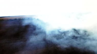 Kuru ot bozkır içinde yanan havadan görünümü