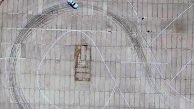 Araba asfalt ve yanan lastikler üzerinde drift