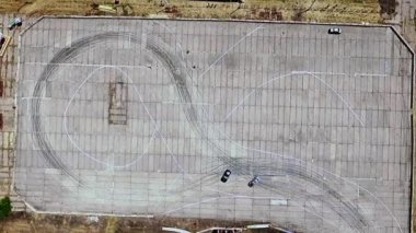 Araba asfalt ve yanan lastikler üzerinde drift