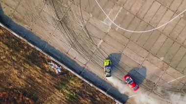 Araba asfalt ve yanan lastikler üzerinde drift
