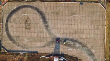 Araba asfalt ve yanan lastikler üzerinde drift