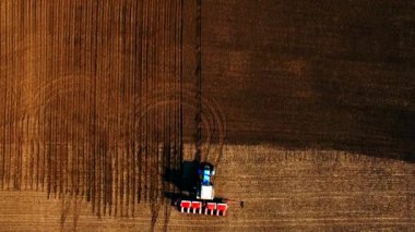 Traktörün havadan görünüşü ayçiçeği eker