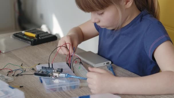 Schattig Klein Meisje Bestudeert Robotica Met Arduino — Stockvideo