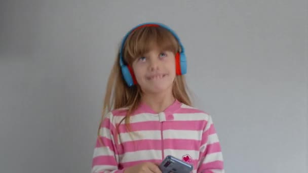 Linda Niña Escucha Música Con Auriculares Inalámbricos — Vídeo de stock