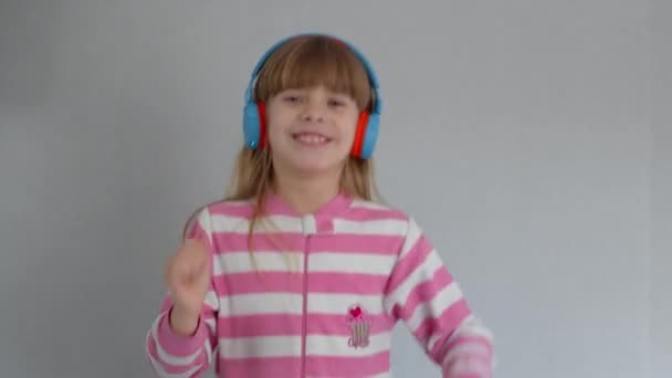 Petite Fille Mignonne Écoute Musique Avec Écouteurs Sans Fil — Video