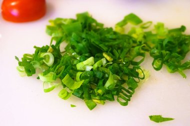 Doğranmış soğan yaprağı pişirmeye hazır.