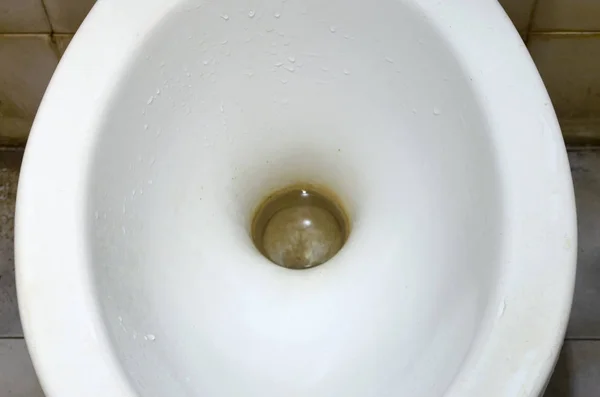 汚れや汚れは トイレのボウルをきれいにしないでください — ストック写真