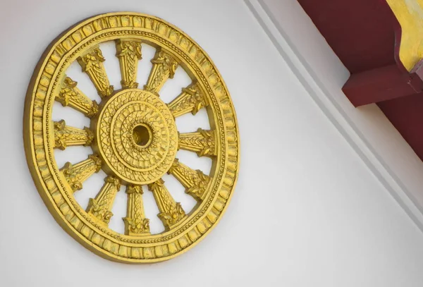 Beyaz arkaplanda Thammachack altın sanatının yakın çekim görüntüsü.