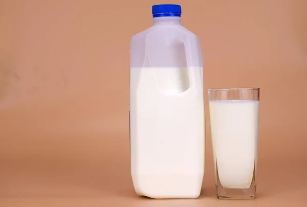 Sağlık bakımı için taze inekler süt içecekler.