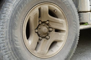 Tekerlekler ve lastikler kirlidir, temizlenmez..