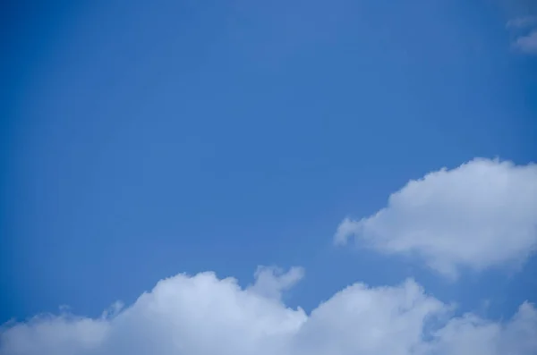 Langit Biru Dengan Latar Belakang Awan Dan Tekstur — Stok Foto