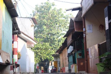 Jakarta 'daki Corona virüsü salgını sırasında yoldaki sabah atmosferi. Yol ıssız.