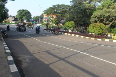 Jakarta 'daki Corona virüsü salgını sırasında yoldaki sabah atmosferi. Yol ıssız.