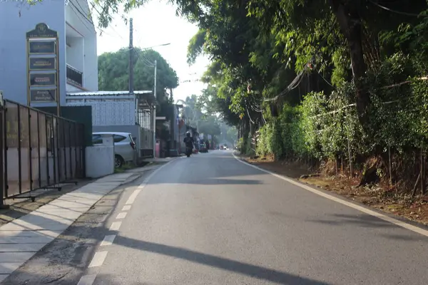 ジャカルタ市内のコロナウイルスパンデミックの間の道路上の朝の雰囲気 道は捨てられている — ストック写真