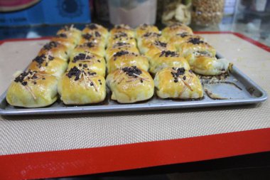 Batı Java 'dan kızartılmış muz. Çikolata ve peynirli leziz ızgara muzlar. Muz ve erimiş çikolata. Endonezya muzlarının hazırlıkları. Muzlu çikolatanın tadı çok lezzetli. Dışarıda işlenmiş un ve peynirli muz..