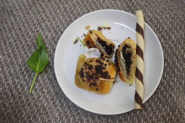 Batı Java 'dan kızartılmış muz. Çikolata ve peynirli leziz ızgara muzlar. Muz ve erimiş çikolata. Endonezya muzlarının hazırlıkları. Muzlu çikolatanın tadı çok lezzetli. Dışarıda işlenmiş un ve peynirli muz..