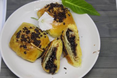 Batı Java 'dan kızartılmış muz. Çikolata ve peynirli leziz ızgara muzlar. Muz ve erimiş çikolata. Endonezya muzlarının hazırlıkları. Muzlu çikolatanın tadı çok lezzetli. Dışarıda işlenmiş un ve peynirli muz..