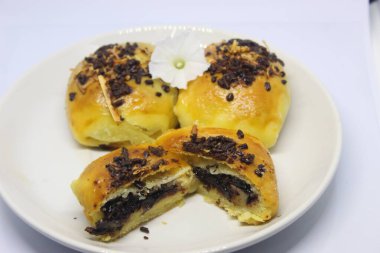 Batı Java 'dan kızartılmış muz. Çikolata ve peynirli leziz ızgara muzlar. Muz ve erimiş çikolata. Endonezya muzlarının hazırlıkları. Muzlu çikolatanın tadı çok lezzetli. Dışarıda işlenmiş un ve peynirli muz..