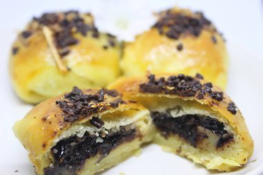 Batı Java 'dan kızartılmış muz. Çikolata ve peynirli leziz ızgara muzlar. Muz ve erimiş çikolata. Endonezya muzlarının hazırlıkları. Muzlu çikolatanın tadı çok lezzetli. Dışarıda işlenmiş un ve peynirli muz..