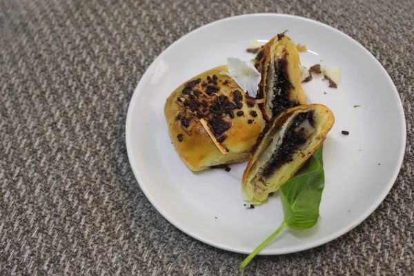 Batı Java 'dan kızartılmış muz. Çikolata ve peynirli leziz ızgara muzlar. Muz ve erimiş çikolata. Endonezya muzlarının hazırlıkları. Muzlu çikolatanın tadı çok lezzetli. Dışarıda işlenmiş un ve peynirli muz..