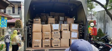 Salgın sırasında yoksul insanlara yardım etmek için pirinç.