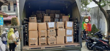 Salgın sırasında yoksul insanlara yardım etmek için pirinç.