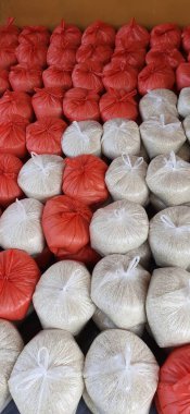 Salgın sırasında yoksul insanlara yardım etmek için pirinç.