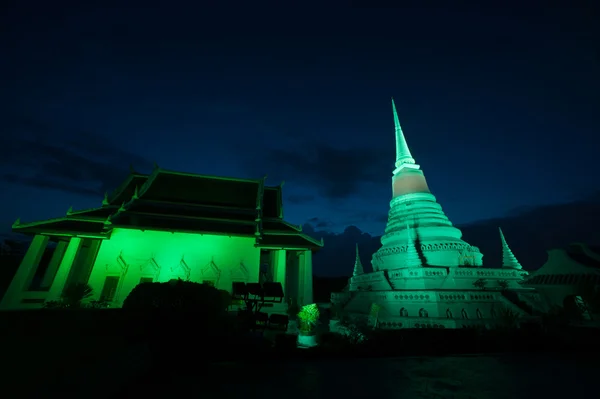 Kleurrijke op schemering van Phra Samut Chedi pagode in Thailand. — Stockfoto