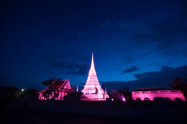 Bunt in der Dämmerung der Phra Samut Chedi Pagode in Thailand. — Stockfoto