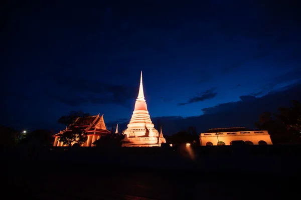 Coloré au crépuscule de la pagode Phra Samut Chedi en Thaïlande . — Photo