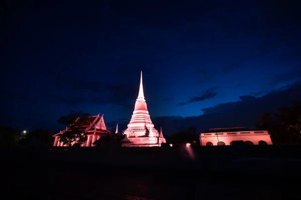 Colorido en el crepúsculo de Phra Samut Chedi Pagoda en Tailandia . —  Fotos de Stock