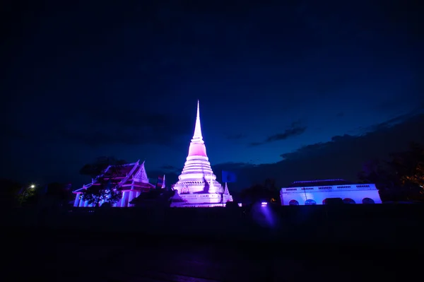 Bunt in der Dämmerung der Phra Samut Chedi Pagode in Thailand. — Stockfoto