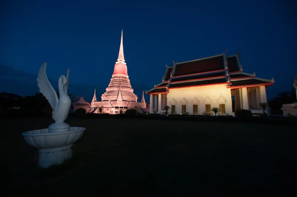 Kleurrijke op schemering van Phra Samut Chedi pagode in Thailand. — Stockfoto