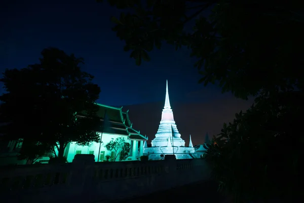 Colorido en el crepúsculo de Phra Samut Chedi Pagoda en Tailandia . —  Fotos de Stock