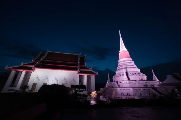 Kleurrijke op schemering van Phra Samut Chedi pagode in Thailand. — Stockfoto