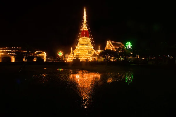 Luz do Pagode Phra Samut Chedi na Tailândia . — Fotografia de Stock