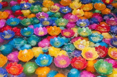 renkli mum krathong suda yüzen.