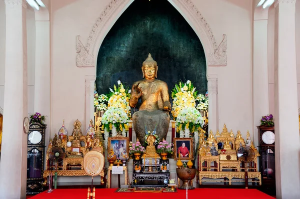 Phra Putharoop Srirakhwan på Phra Phathomchedi i Thailand. — Stockfoto