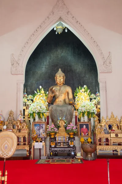 Phra Putharoop Srirakhwan em Phra Phathomchedi na Tailândia . — Fotografia de Stock