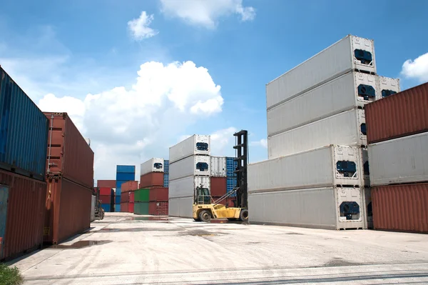 Stapeln von Frachtcontainern. — Stockfoto