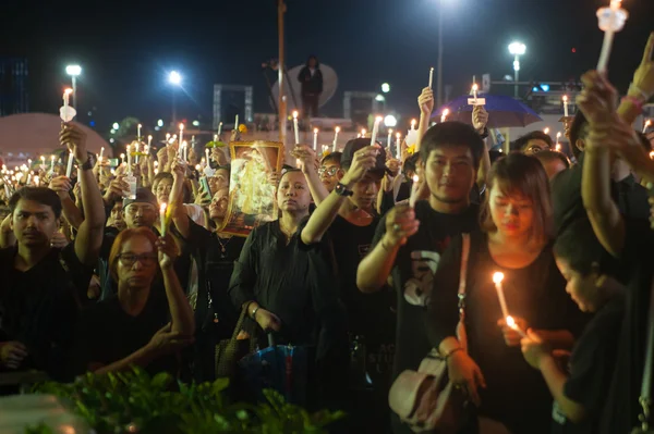 Los tailandeses vienen a cantar el himno de Su Majestad el Rey Bhumibol . —  Fotos de Stock