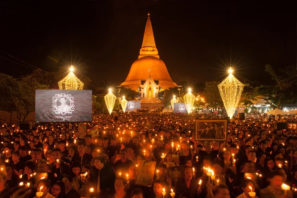 Thaise mensen komen voor het zingen van het volkslied van Zijne Majesteit Koning Bhumibol. — Stockfoto