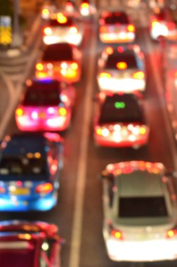 Yolda araba bulanık fotoğraf bokeh arka plan şehir sokak gece ışık ile.