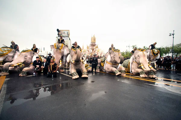 Procesión de elefantes honra al difunto Rey . — Foto de Stock