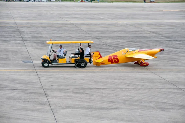 Ανάσυρση υπόστεγο αεροσκαφών στον αέρα αγώνα 1. — Φωτογραφία Αρχείου