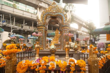 Dört yüzlü Brahma heykel Ratchaprasong kavşağında, Bangkok.