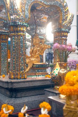 Dört yüzlü Brahma heykel Ratchaprasong kavşağında, Bangkok.