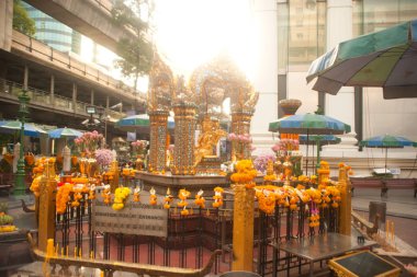 Dört yüzlü Brahma heykel Ratchaprasong kavşağında, Bangkok.