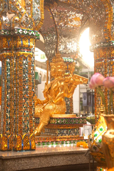 曼谷 ratchaprasong 路口的四面婆罗门雕像. — 图库照片